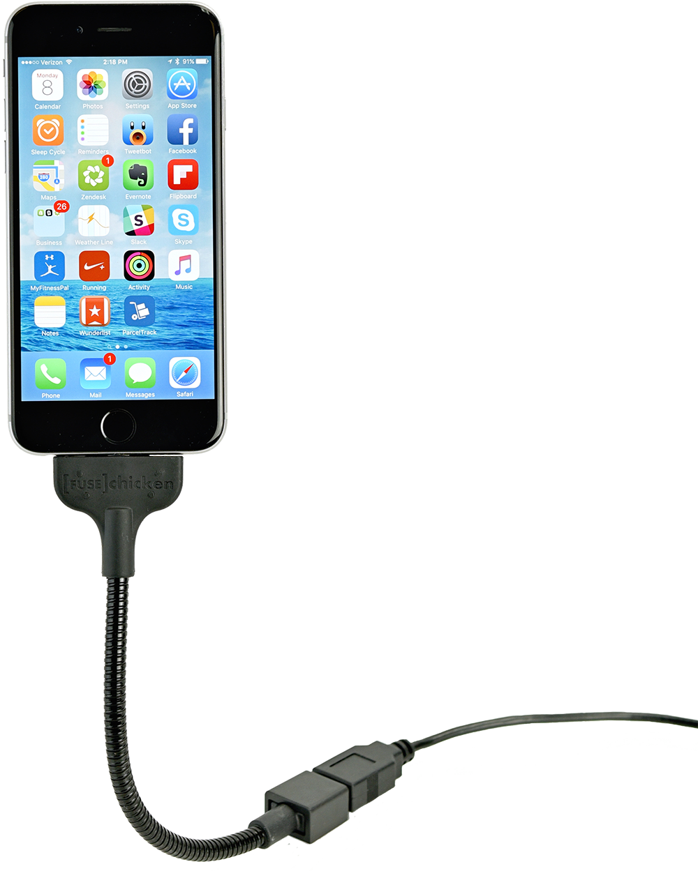 Zwarte iPhone aangesloten op oplaadkabel. App-pictogrammen zichtbaar op het scherm.