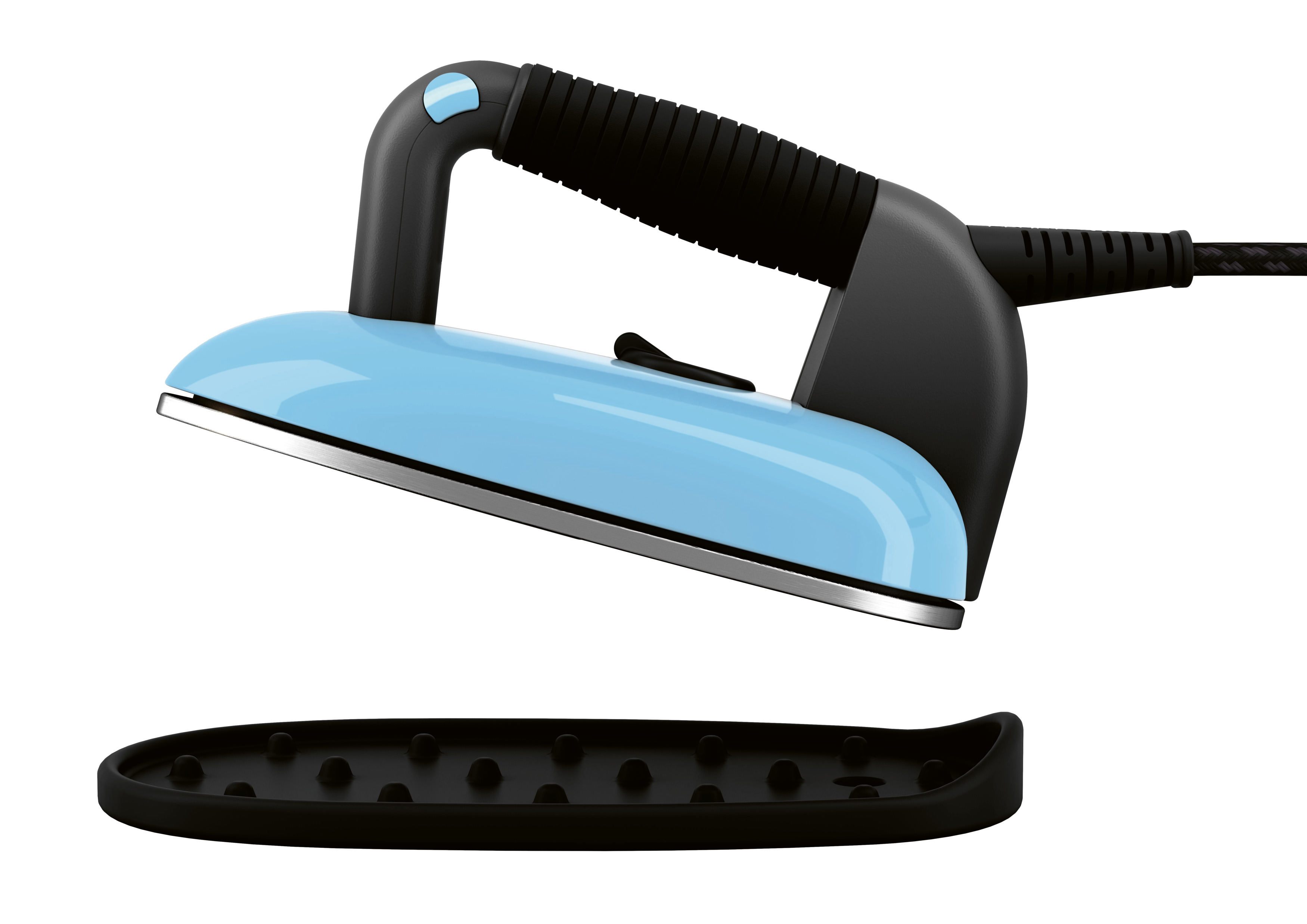 Ferro da stiro blu e nero con un supporto nero. Il ferro è in aria sopra il supporto.