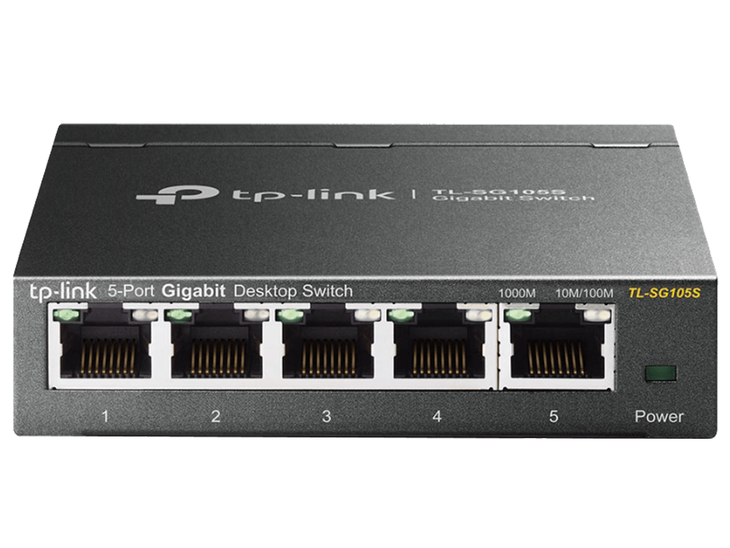 Een zwarte netwerkswitch met vijf poorten, merk tp-link.