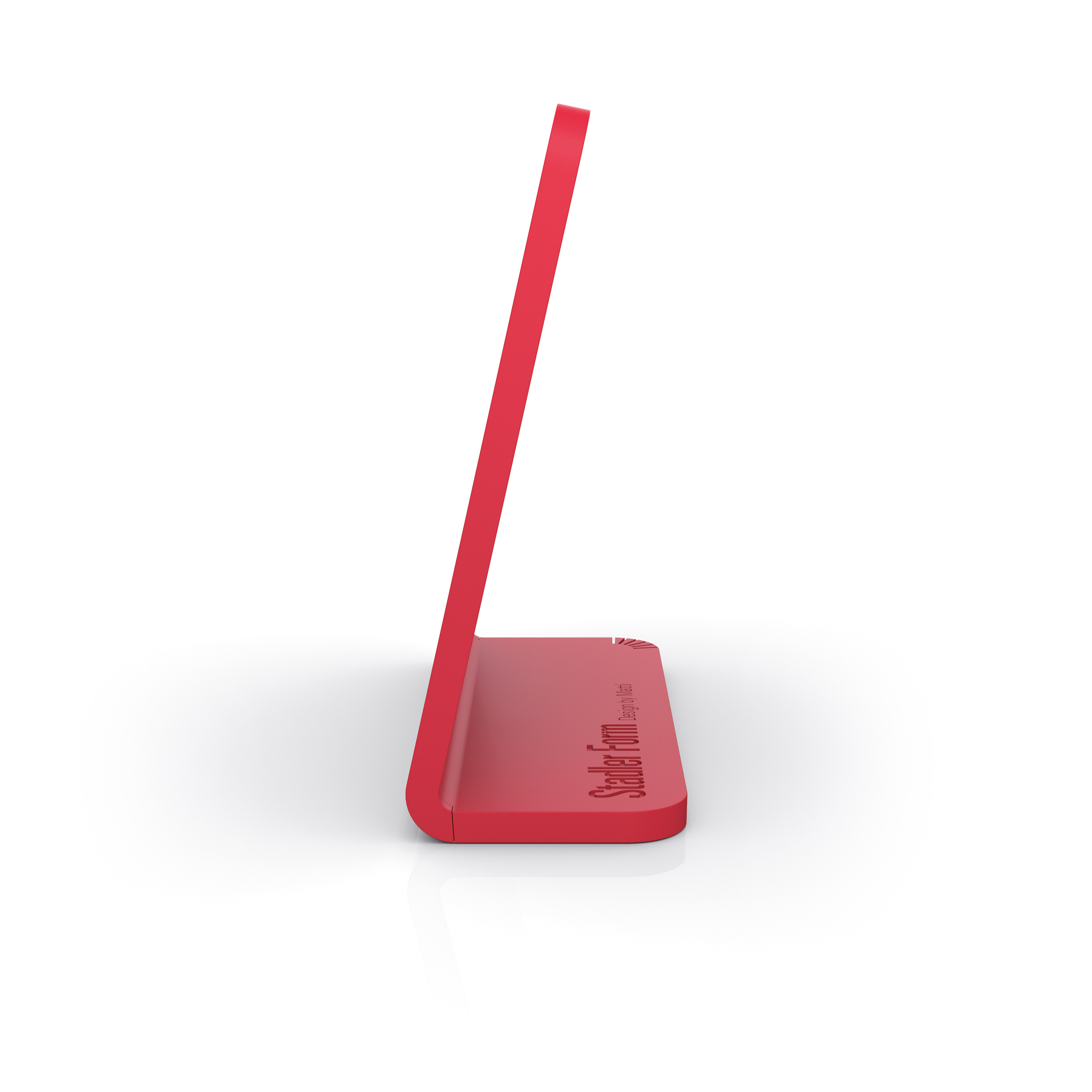 Roter, gebogener, minimalistischer Schreibtisch-Organizer. Steht aufrecht, mit dem Stadler Form Logo.