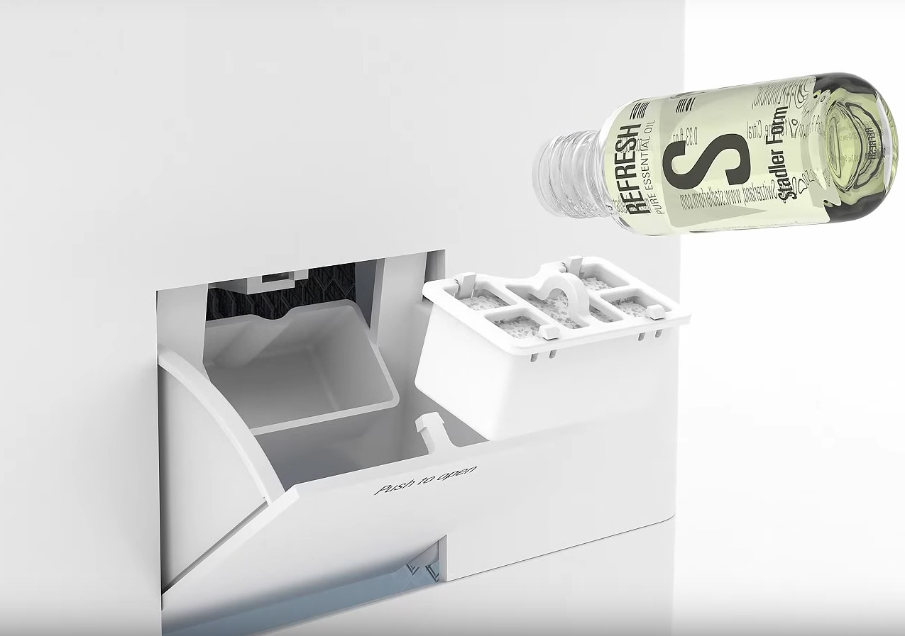 Ein weißer Luftbefeuchter mit Ölflasche und geöffnetem Filterfach, freigestellt auf weißem Grund.