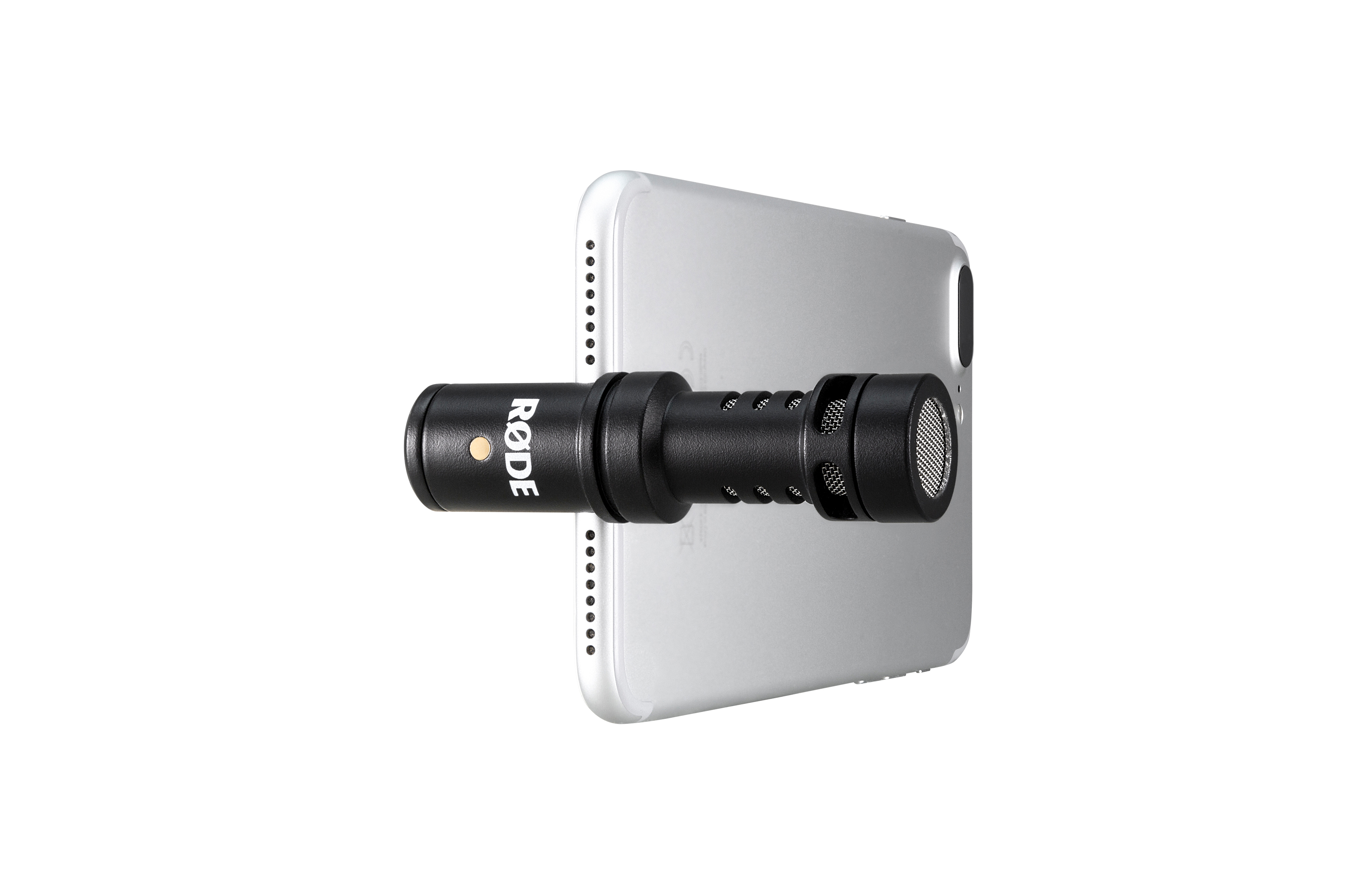 Micro noir fixé à un téléphone. Le microphone a une forme cylindrique avec le logo 'Rode'.