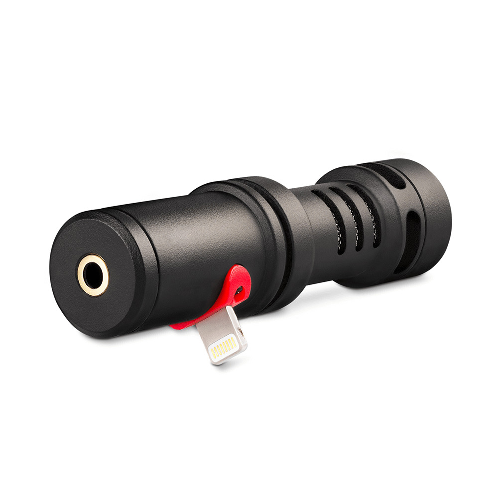 Microphone noir avec connecteur rouge et adaptateur Lightning, fond blanc.
