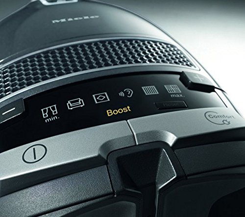 Nahaufnahme des Bedienfelds eines Staubsaugers mit beleuchteter Boost-Taste.