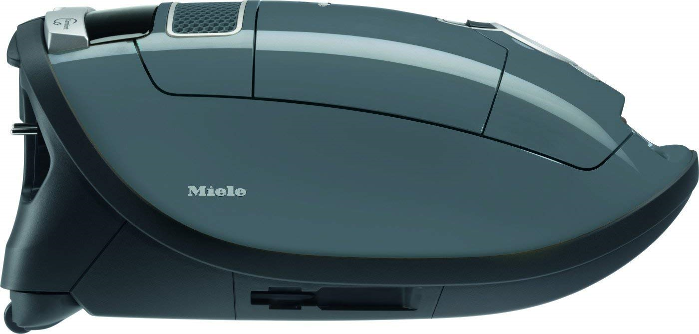 Ein dunkelgrauer Staubsauger auf weißem Hintergrund. Der Markenname Miele ist sichtbar.