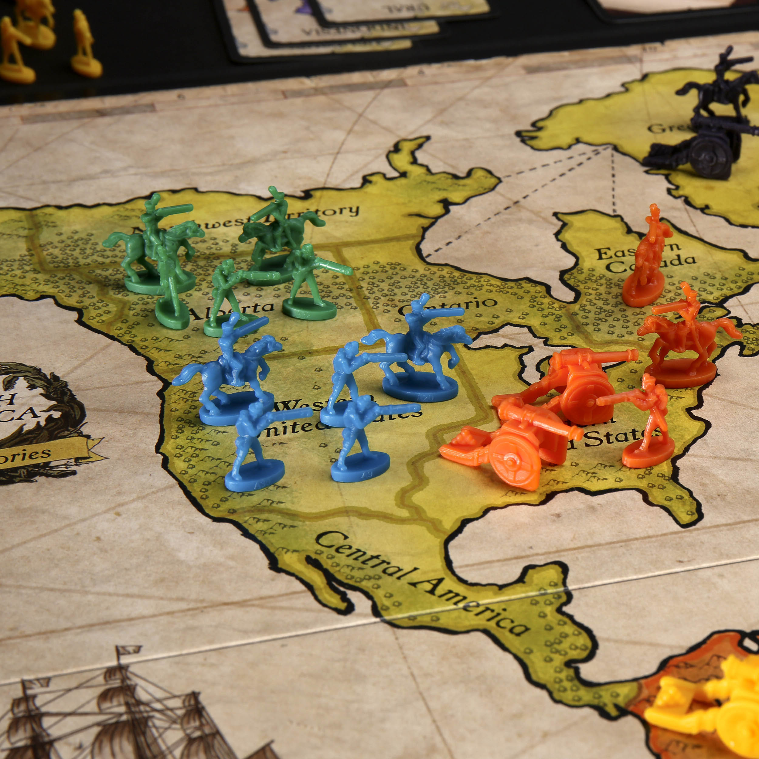 Brettspiel mit bunten Spielfiguren auf einer Karte von Nordamerika.