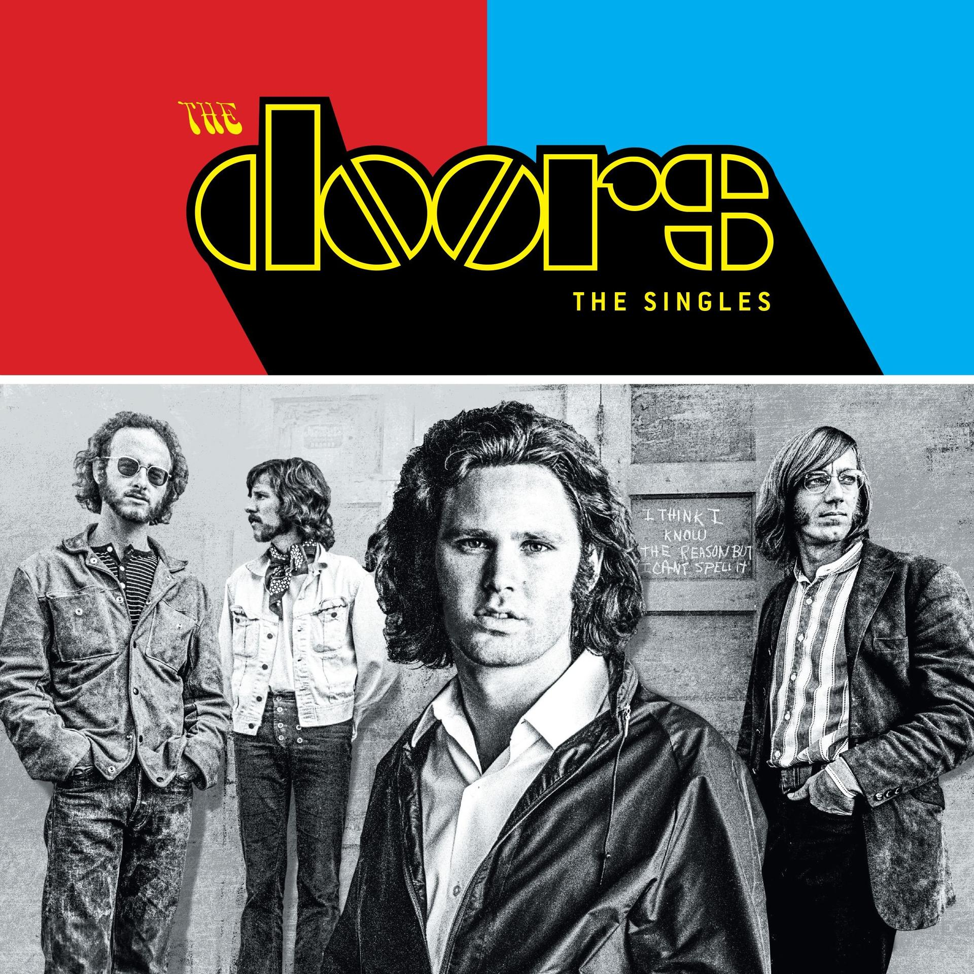 Pochette de l'album The Doors avec les membres du groupe et du texte sur un fond rouge et bleu.