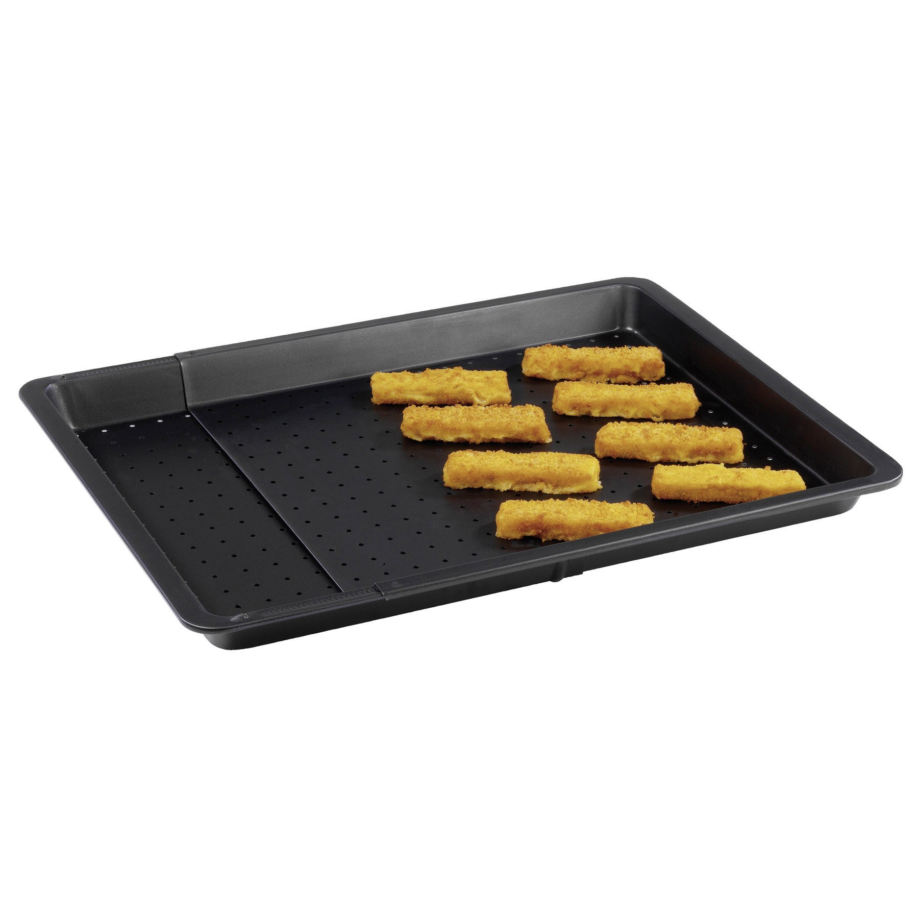 Schwarzes Backblech mit panierten Fischstäbchen, gut beleuchtet, Studioaufnahme.