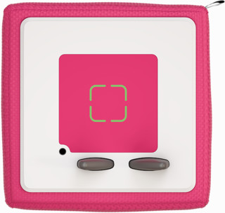 Rosa Würfelspielzeug mit Knöpfen und einem grünen quadratischen Design auf der Vorderseite.