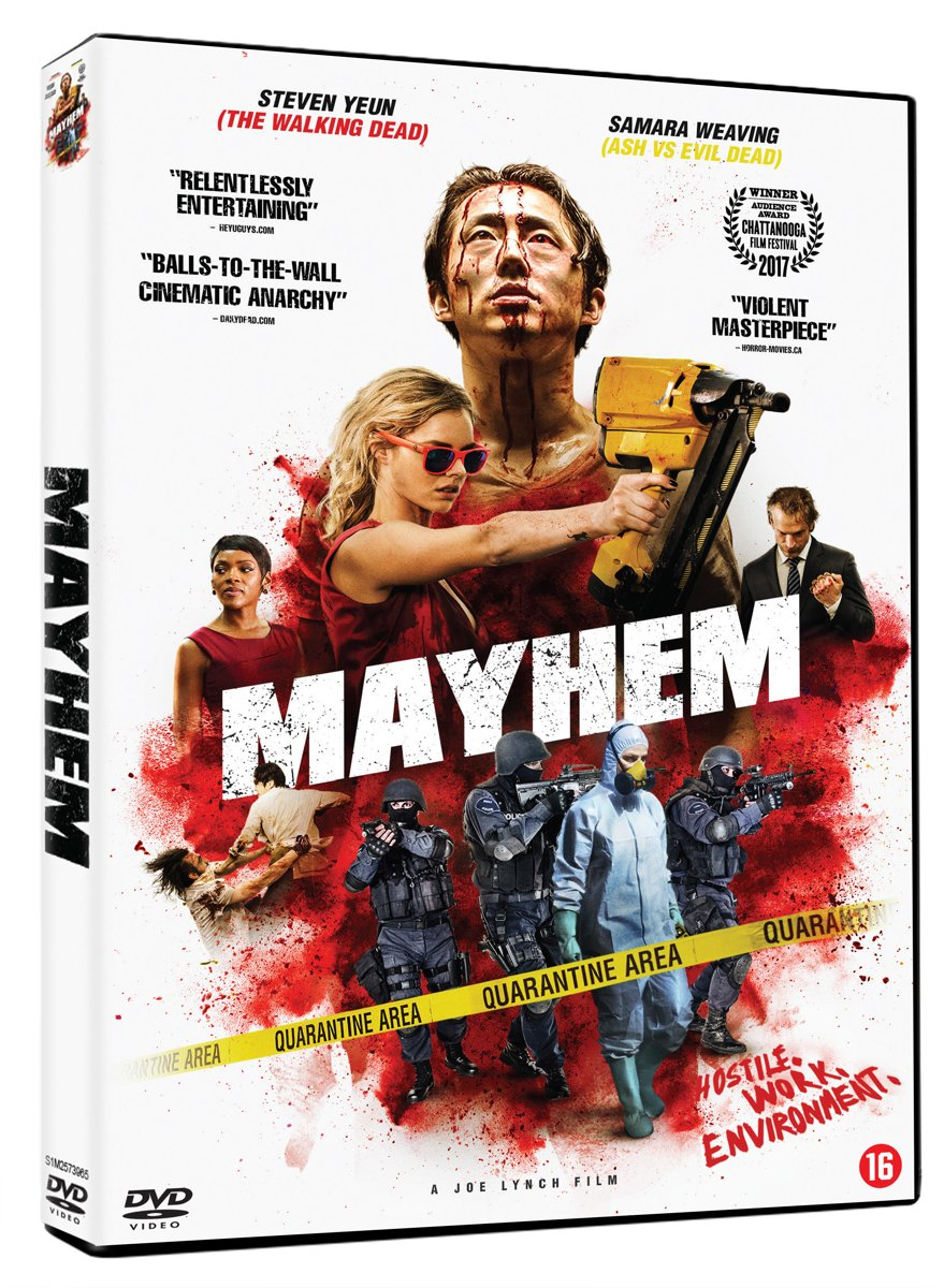 DVD-hoes van de film Mayhem met Steven Yeun. Bloedspatter achtergrond, mensen in hazmat-pakken en een quarantainezone.