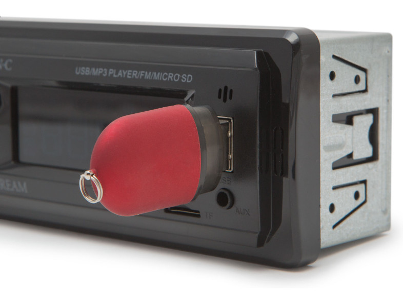 Autórádió piros USB-meghajtóval. A készülék fekete kerettel és ezüstszínű testtel rendelkezik.