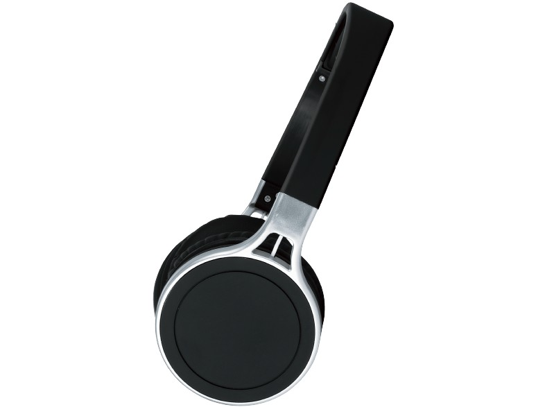 Auriculares negros y plateados, colocados sobre un fondo blanco, angulados hacia la derecha.