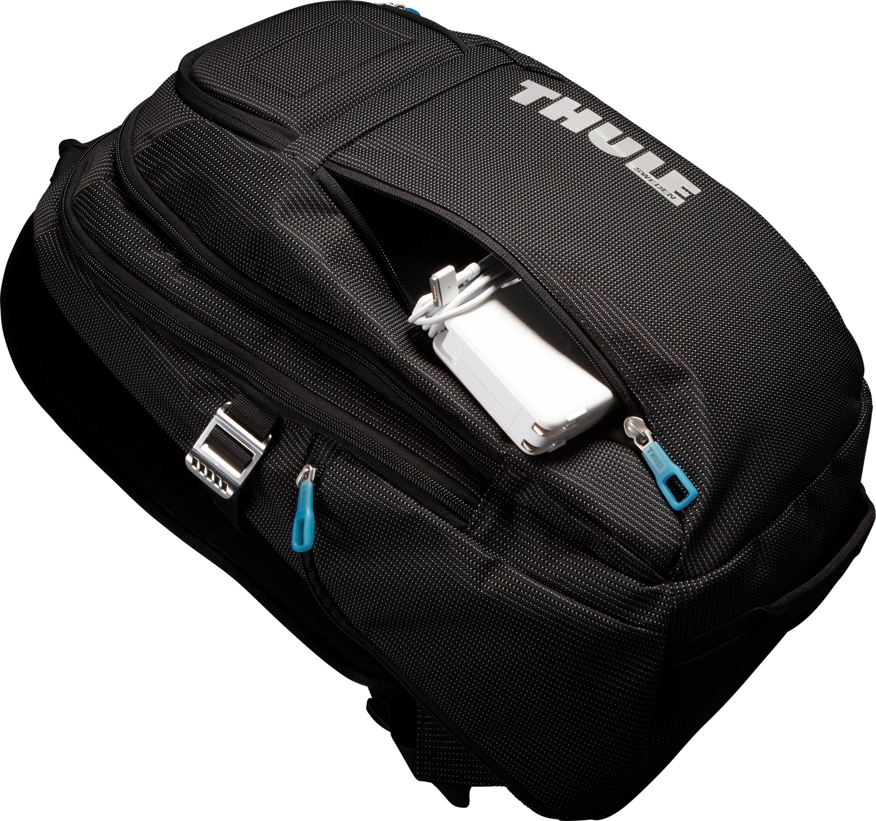 Mochila Thule negra con logo blanco. Muestra bolsillo con cargador. Tiradores de cremallera azules, toma diagonal.