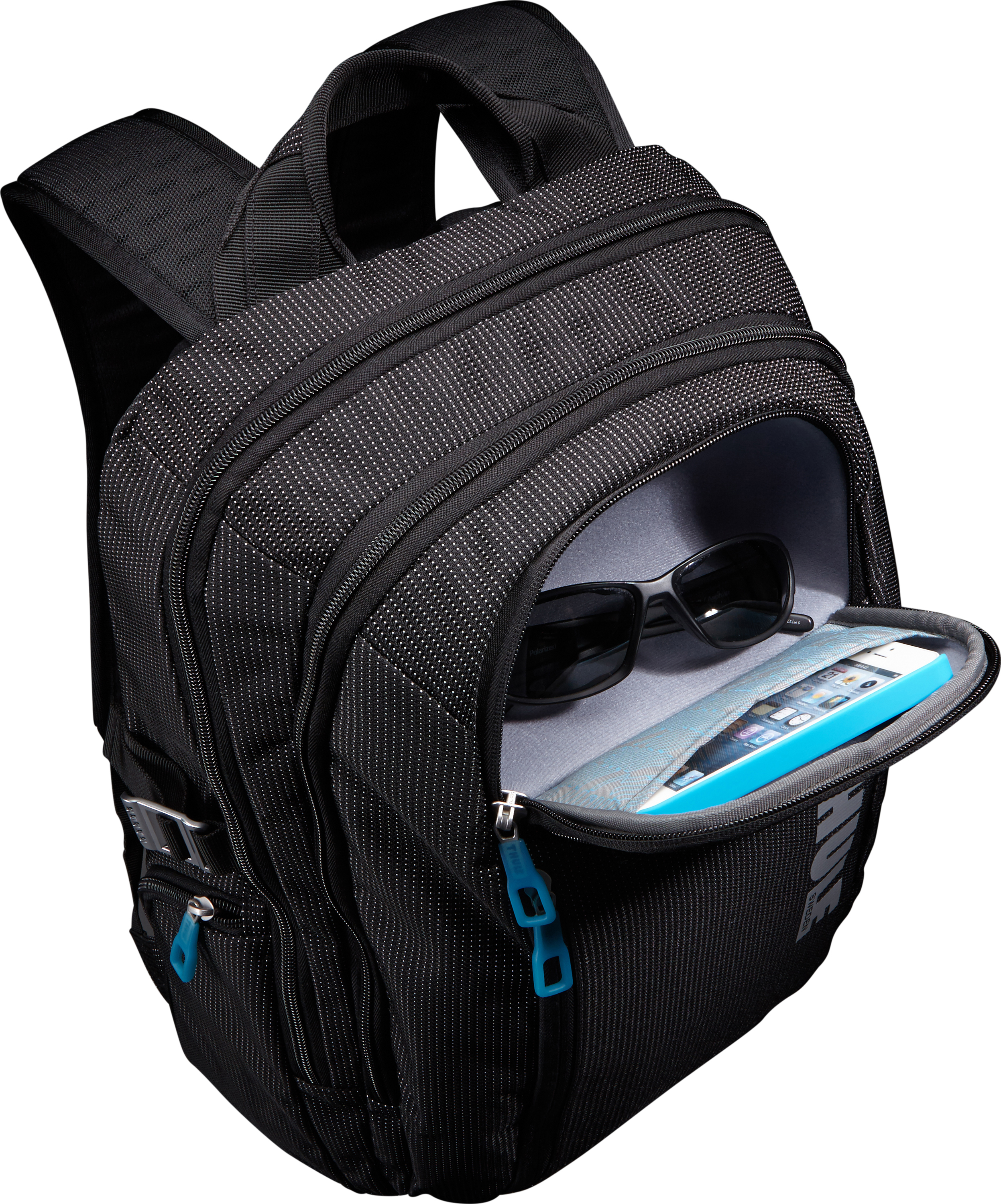 Mochila negra con bolsillo abierto con gafas de sol y smartphone.