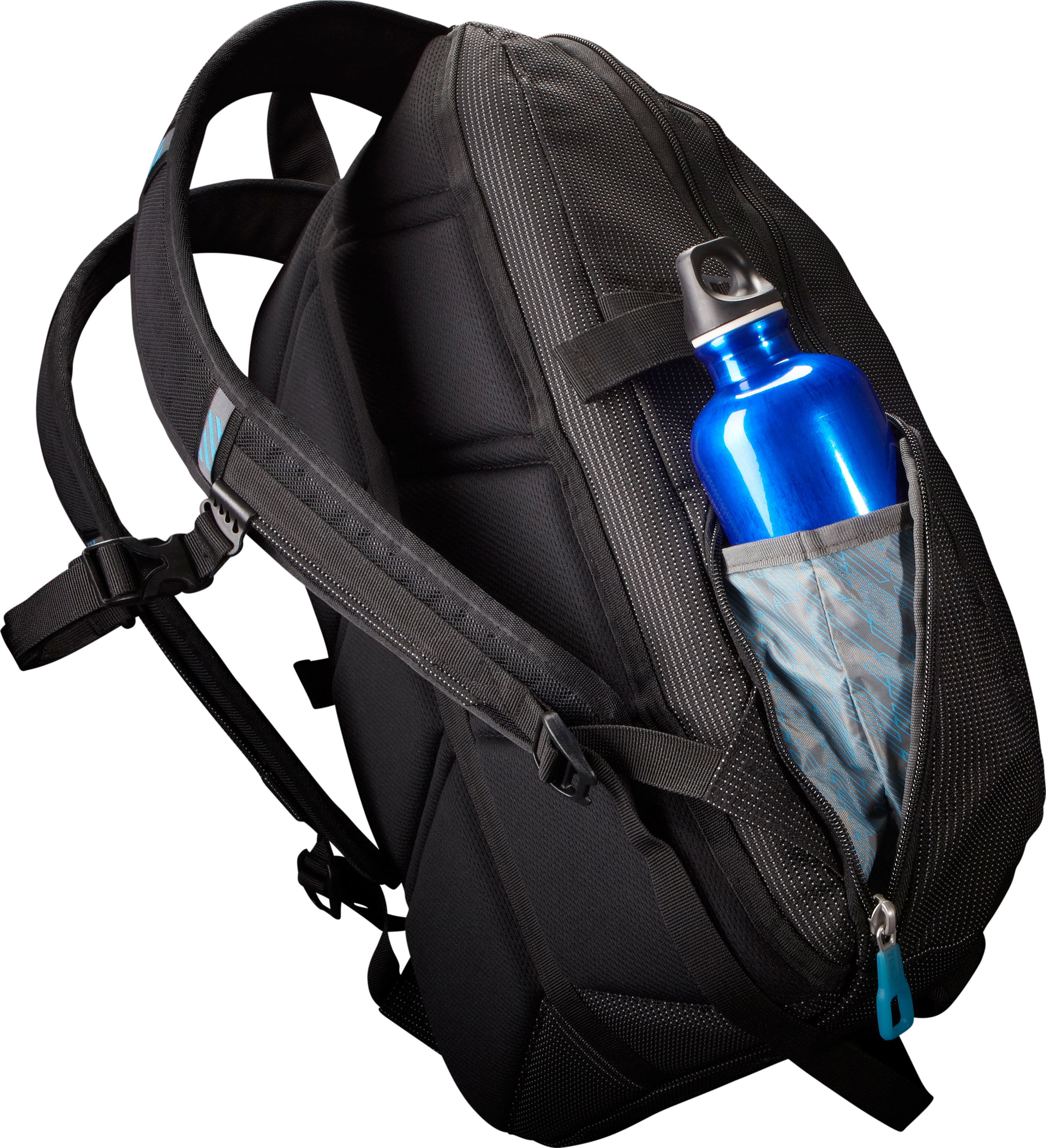 Mochila negra con un bolsillo lateral que contiene una botella de agua azul. La bolsa está abierta.