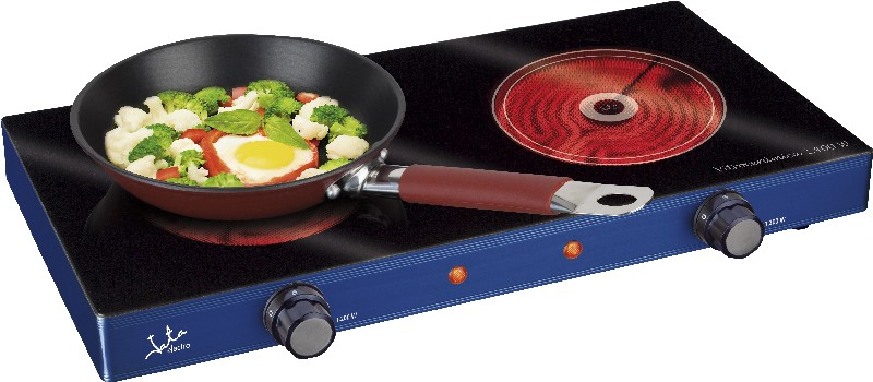 Una placa de cocina eléctrica con una sartén con comida cocinándose. La placa es negra y azul, con dos fuegos.