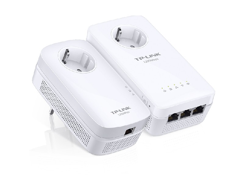 Dos adaptadores de línea eléctrica TP-Link blancos con enchufes EU. Uno enchufado.