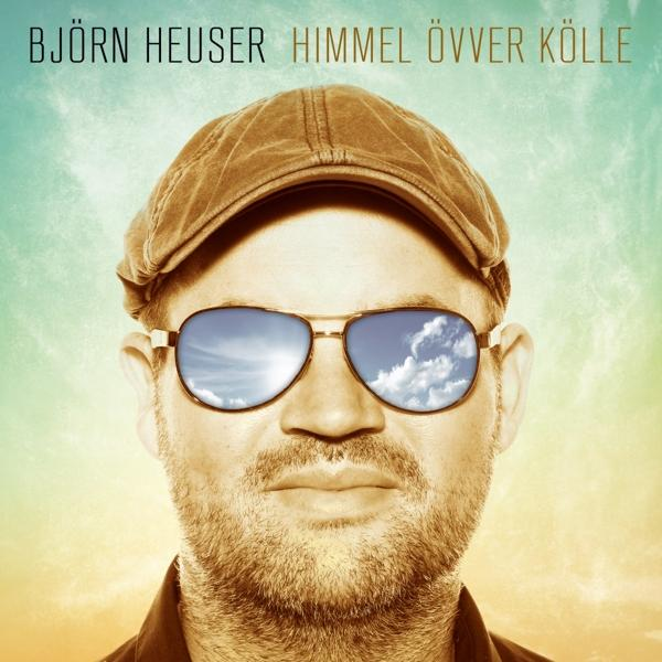Mann mit Hut und Sonnenbrille, Himmel in den Gläsern gespiegelt. Text: Bjorn Heuser Himmel Over Kolle.