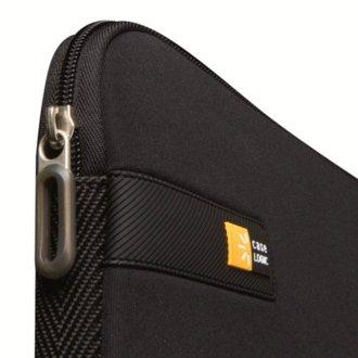 Primer plano de una funda para portátil negra con cremallera y logotipo amarillo de Case Logic.