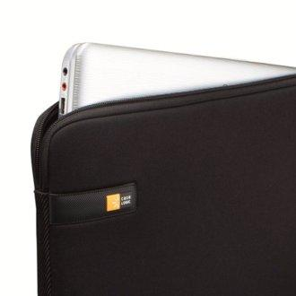 Una funda negra para portátil Case Logic con un portátil plateado parcialmente dentro. La cremallera está abierta.