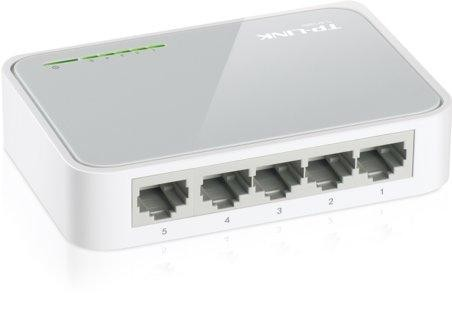 Switch TP-Link. Caja rectangular blanca. Cinco puertos Ethernet al frente. Luces verdes arriba.
