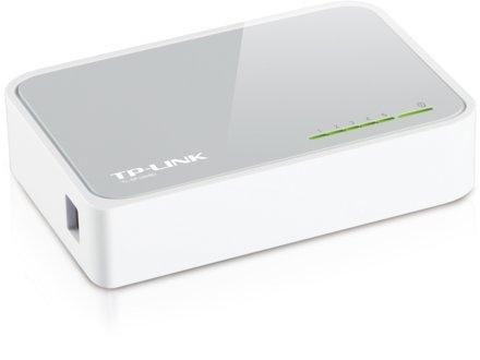 Un switch de red TP-Link blanco. Tiene luces verdes y un botón de encendido. Aislado sobre blanco.