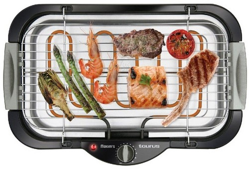 Parrilla eléctrica con varios alimentos a la parrilla.
