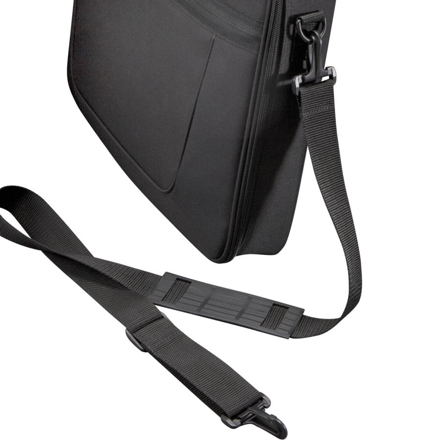 Bolso de hombro negro con correa. Tela negra, almohadilla gris para el hombro. Fondo blanco.