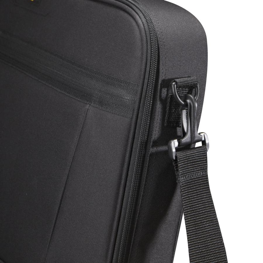 Bolsa negra con correa para el hombro, toma de cerca.