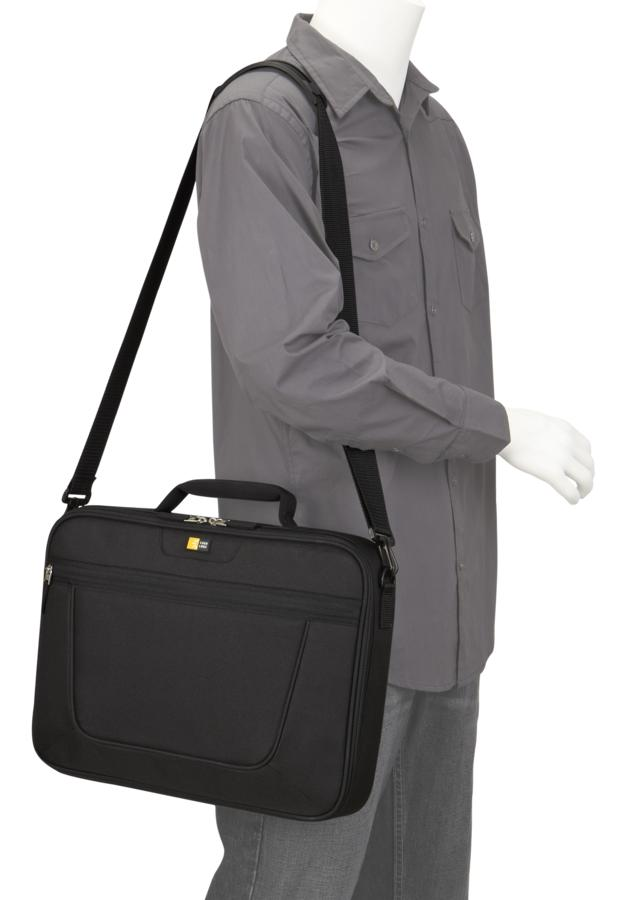 Un maniquí lleva una camisa gris y lleva un maletín negro.