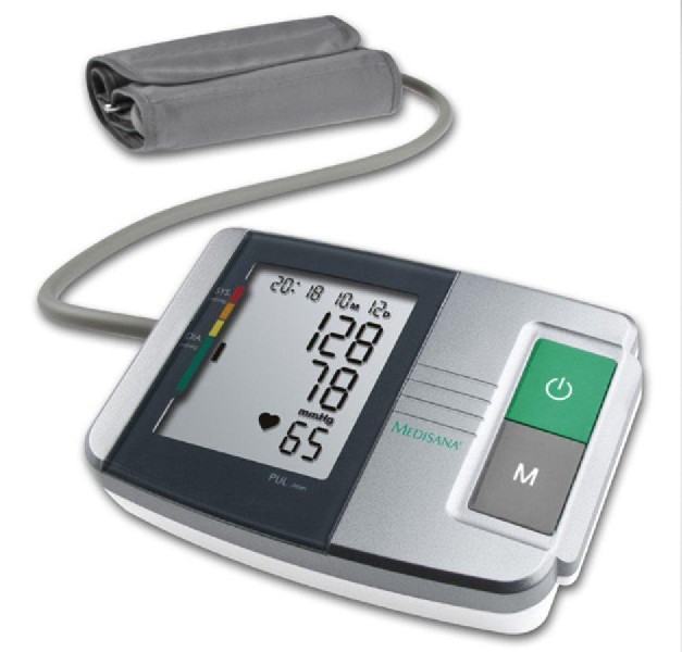 Tensiómetro digital. Dispositivo gris y blanco con pantalla mostrando números. Brazalete gris y tubos. Fondo blanco.