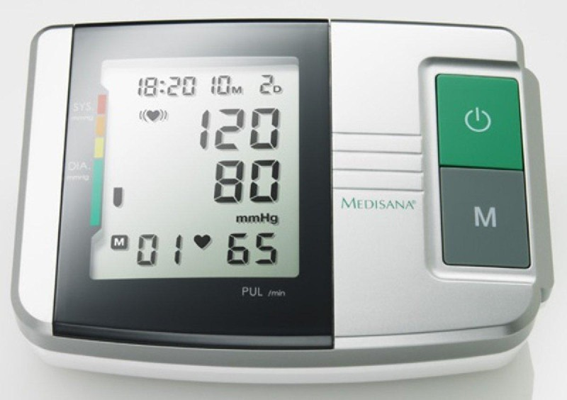 Monitor digital de presión arterial mostrando: 120/80 mmHg, 65 pulsaciones.