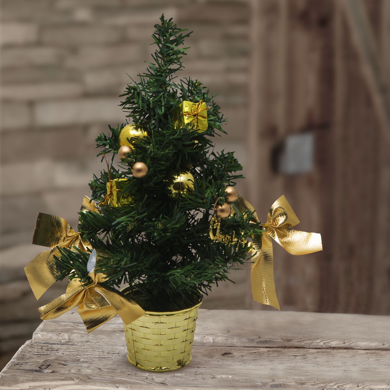 FAMILY CHRISTMAS Mini műfenyő arany díszekkel - 30 cm