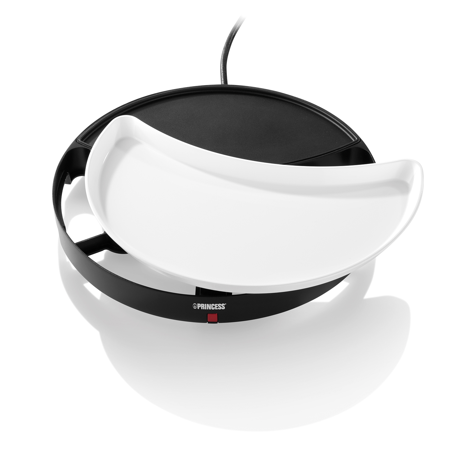 Een zwarte Princess raclette grill met een wit bord erop. De grill heeft een zwarte basis en een rood lampje.
