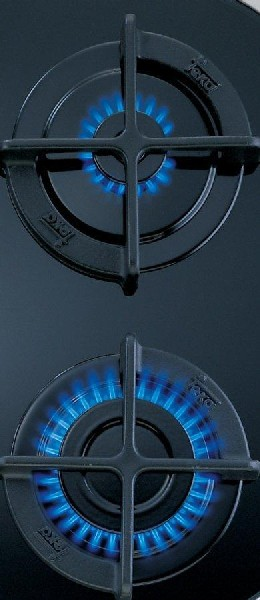 Dos quemadores de gas en una encimera negra con llamas azules.