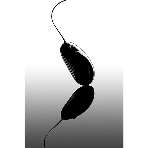 Ratón Targus negro con su reflejo en una superficie clara. El ratón está con un cable.