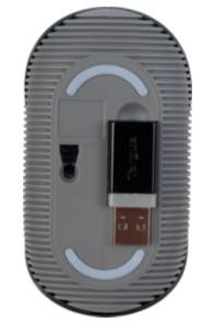 Parte inferior de un ratón de ordenador gris. Muestra el receptor USB y las almohadillas inferiores.