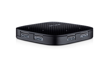 Beyaz bir arka plan üzerinde dört USB bağlantı noktasına sahip siyah bir USB hub.