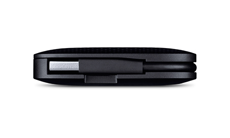 USB konektörlü siyah, dikdörtgen bir USB-C kablosu. Kablo şık, minimalist bir tasarıma sahip.