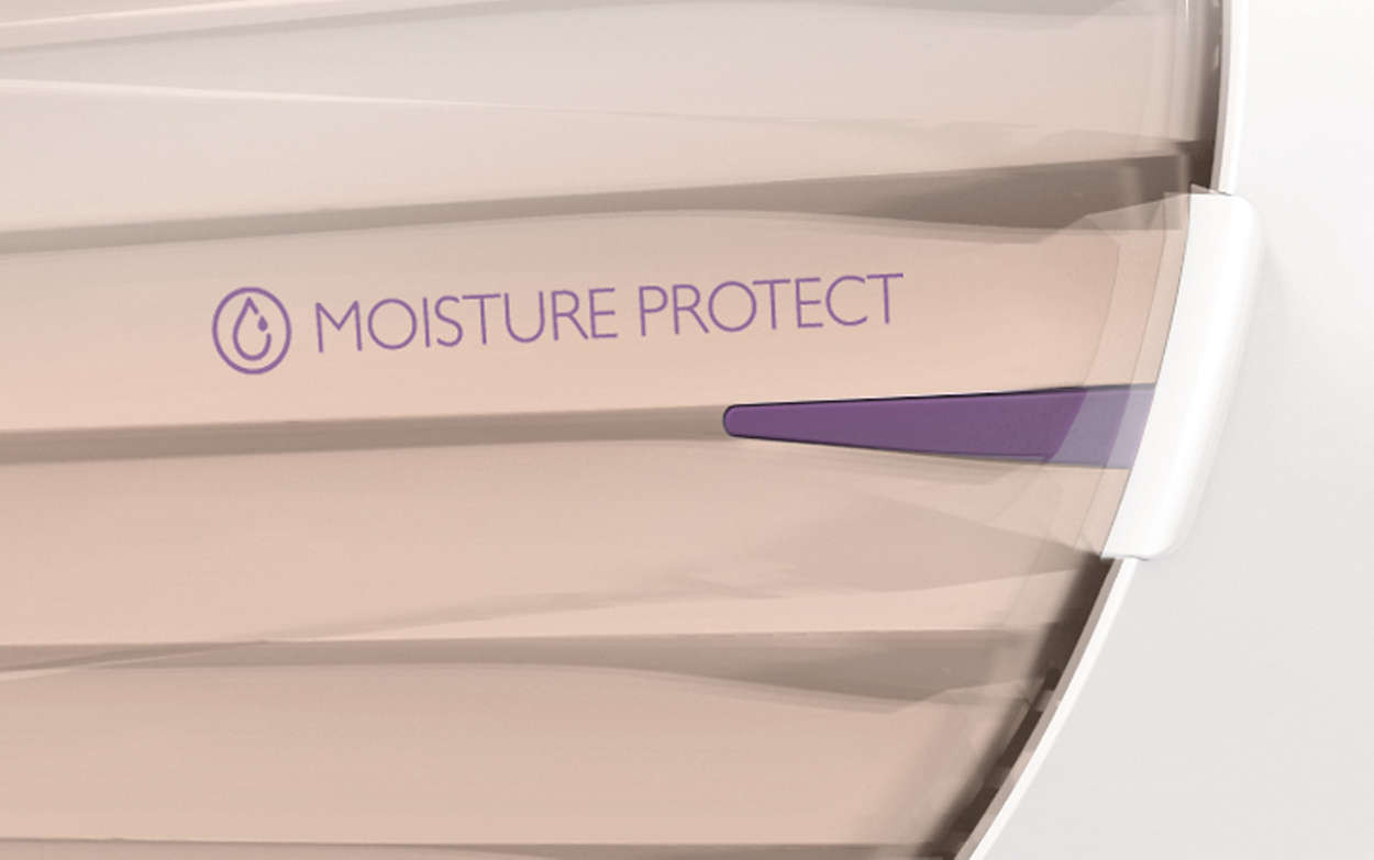 Haardroger. Roze en wit. Moisture Protect label. Close-up.