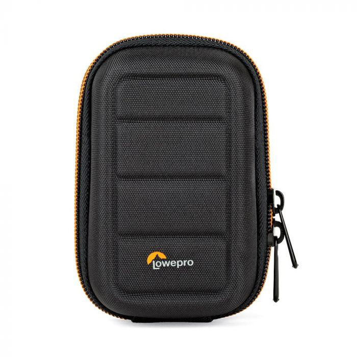 Schwarzes Lowepro Kameragehäuse mit orangefarbenem Reißverschluss. Rechteckig, mit Lowepro-Logo. Weißer Hintergrund.