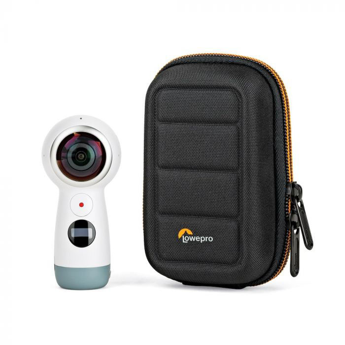 Eine kugelförmige 360-Grad-Kamera neben einem schwarzen Lowepro-Etui mit gelbem Logo und Reißverschluss.