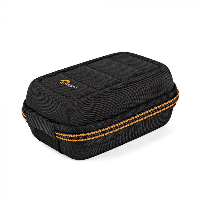 Schwarze Lowepro Kameratasche mit orangefarbenen Akzenten und Logo auf weißem Hintergrund.