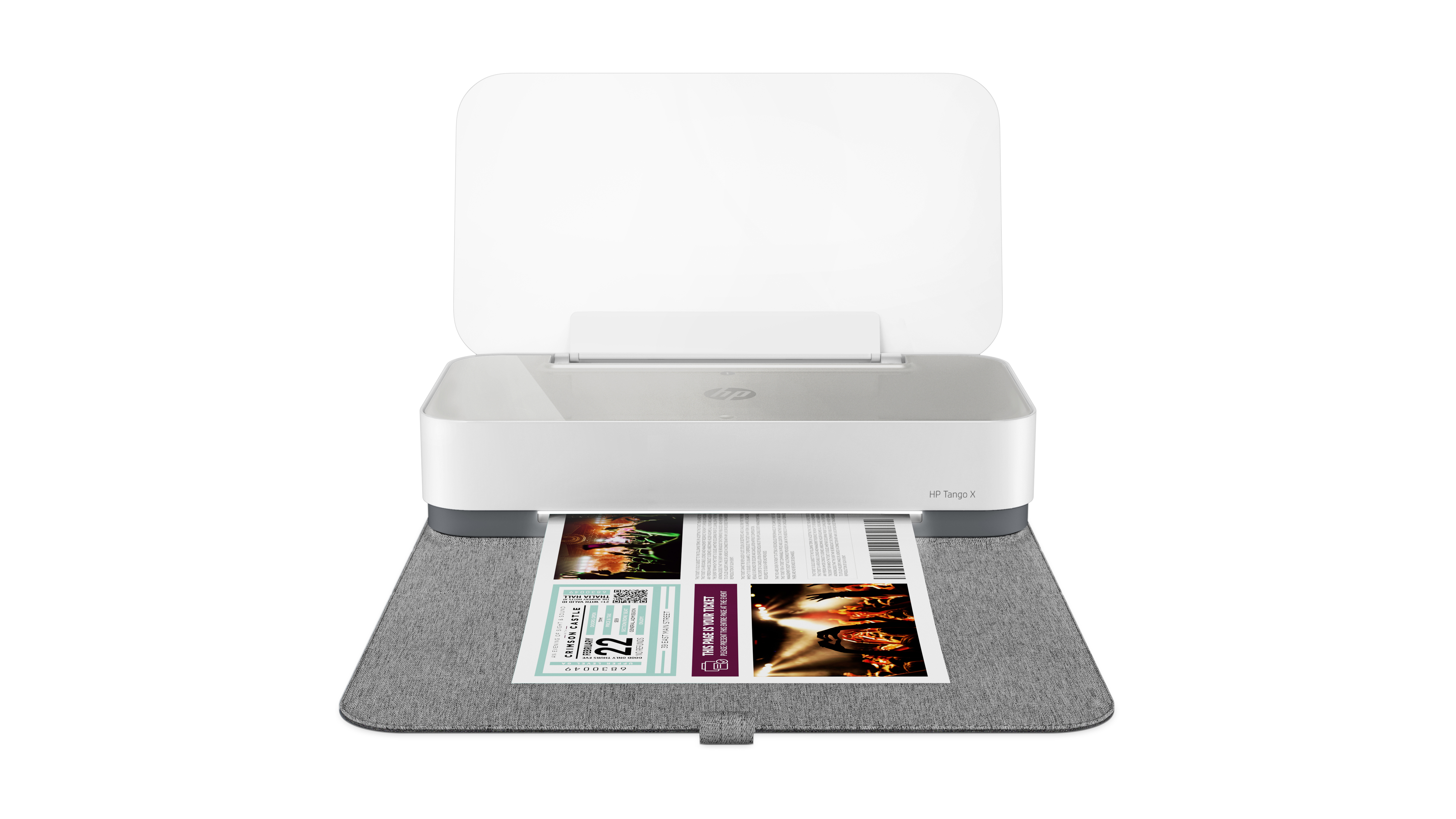 Weißer Drucker mit Tickets. Graue Matte darunter. Weißer Hintergrund.