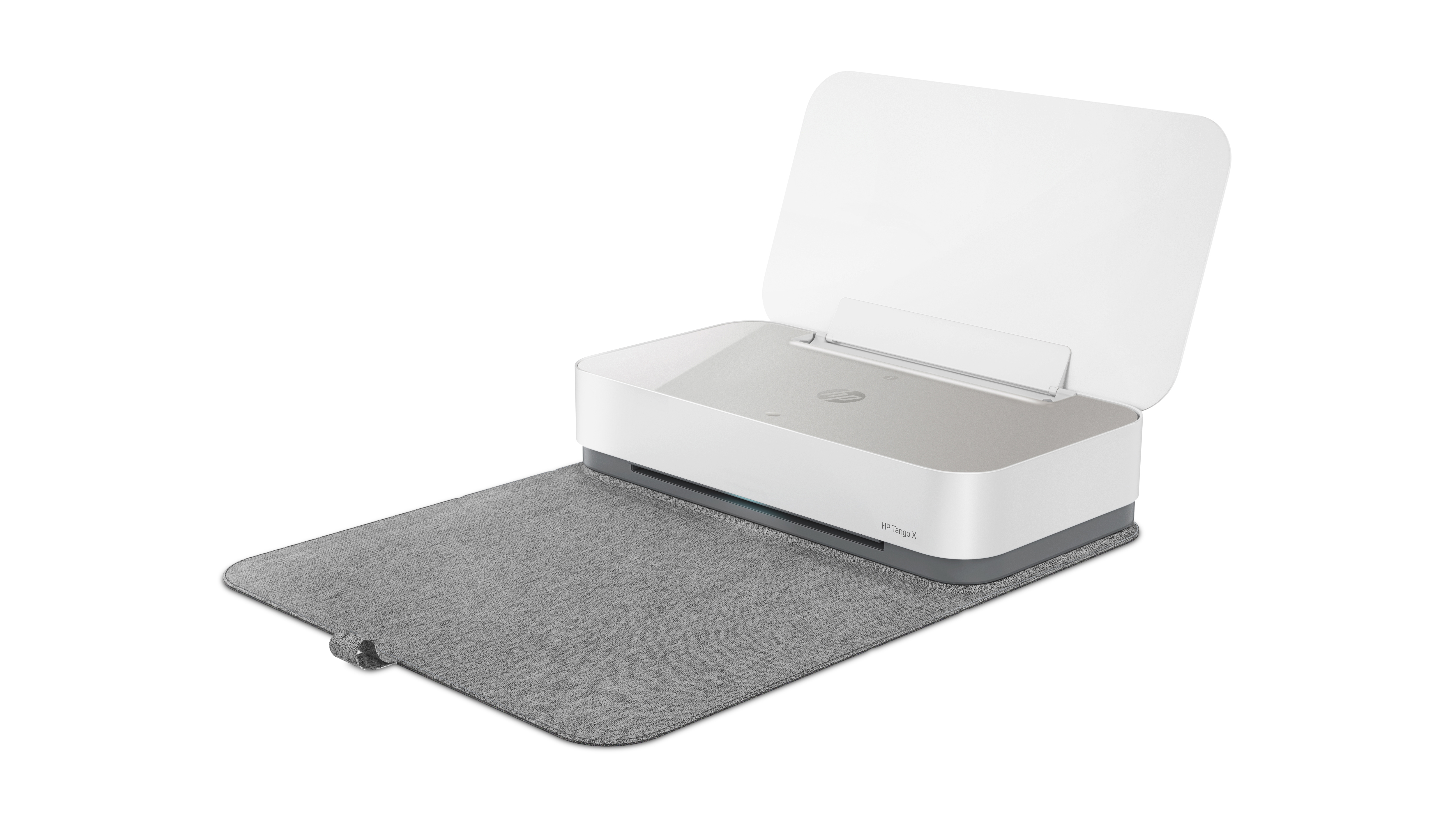 Weißer HP Tango X Drucker auf einer grauen Matte. Offener Deckel, weißer Hintergrund.