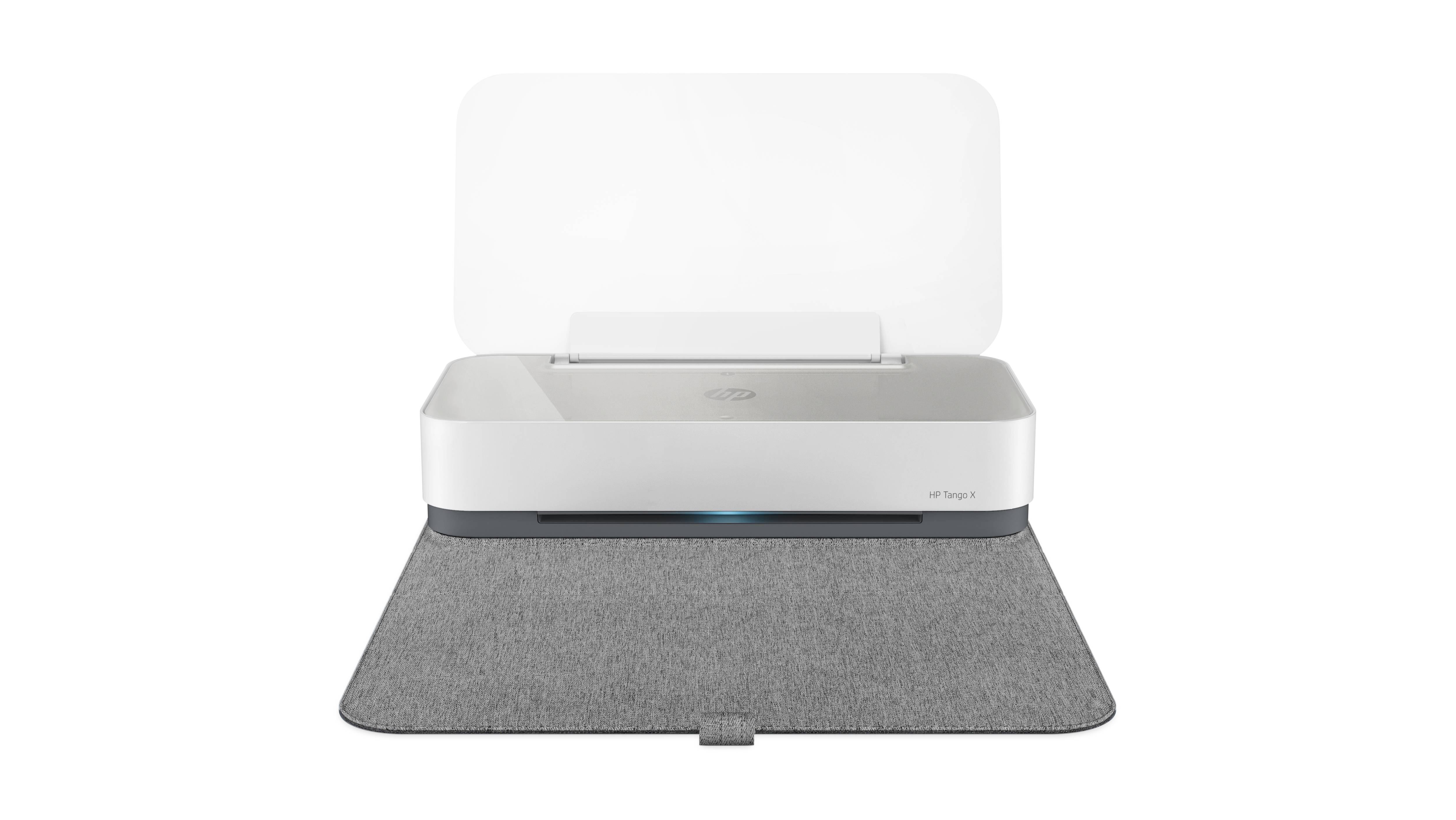 Ein HP Tango X Drucker. Der Drucker ist weiß, mit geöffneter Abdeckung und steht auf einer grauen Matte.