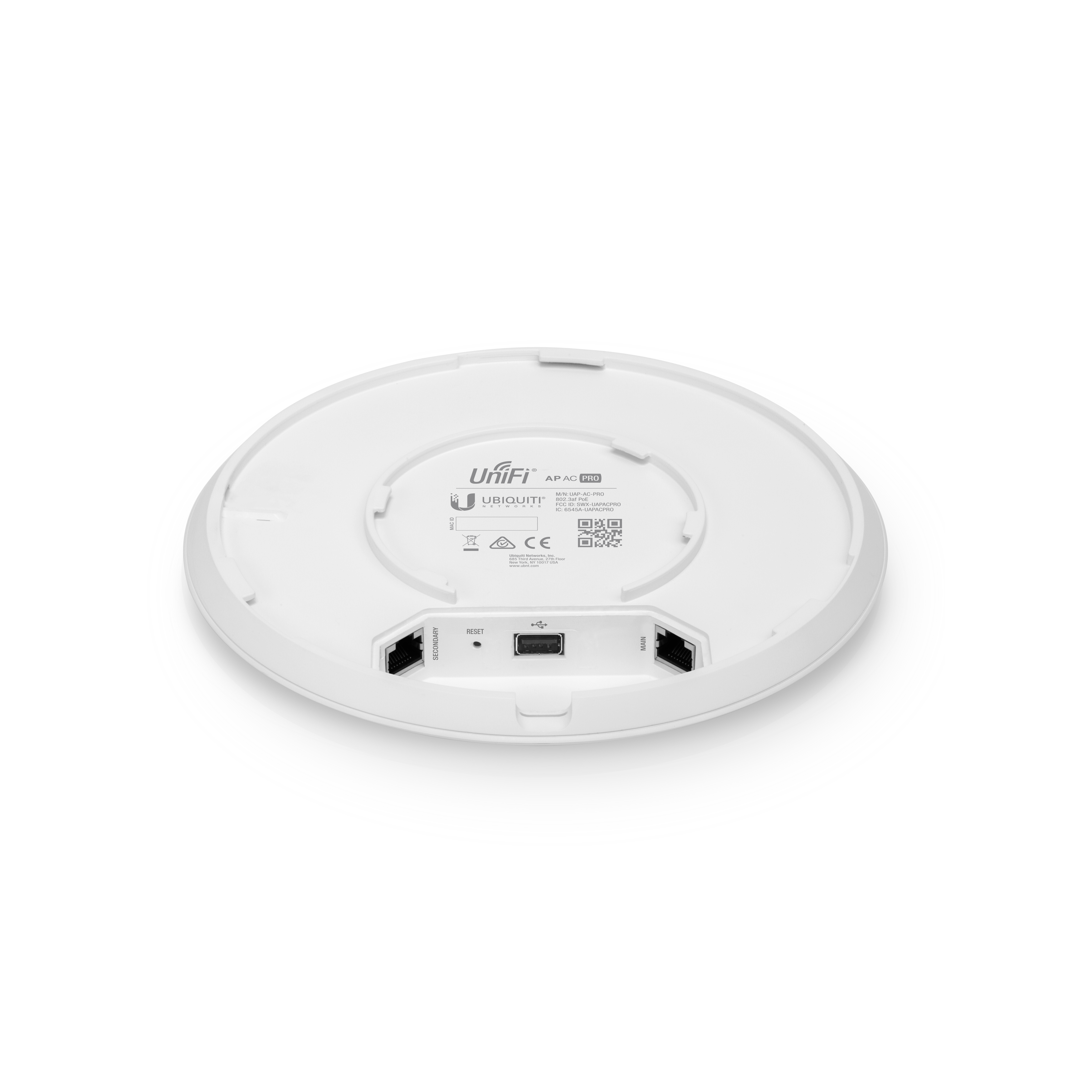 Weißer Ubiquiti UniFi Access Point, Unteransicht, mit sichtbaren Anschlüssen und Steckern.