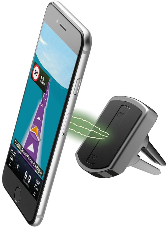 Smartphone con aplicación de navegación. Soporte para coche con carga inalámbrica.