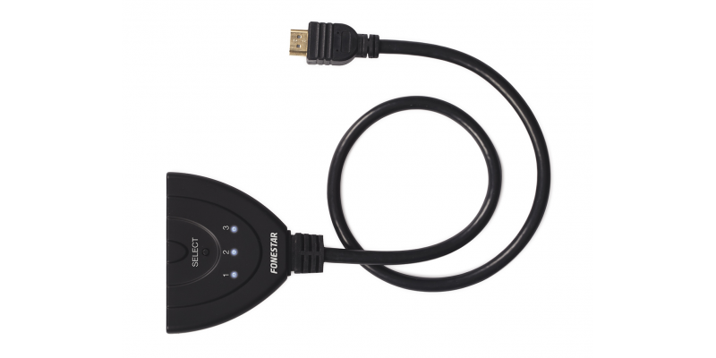 Conmutador HDMI negro con 3 puertos. Cable negro. Fondo blanco.