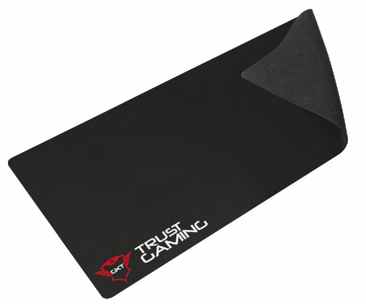 Una alfombrilla de ratón gaming rectangular negra con el logo de Trust Gaming y superficie texturizada.